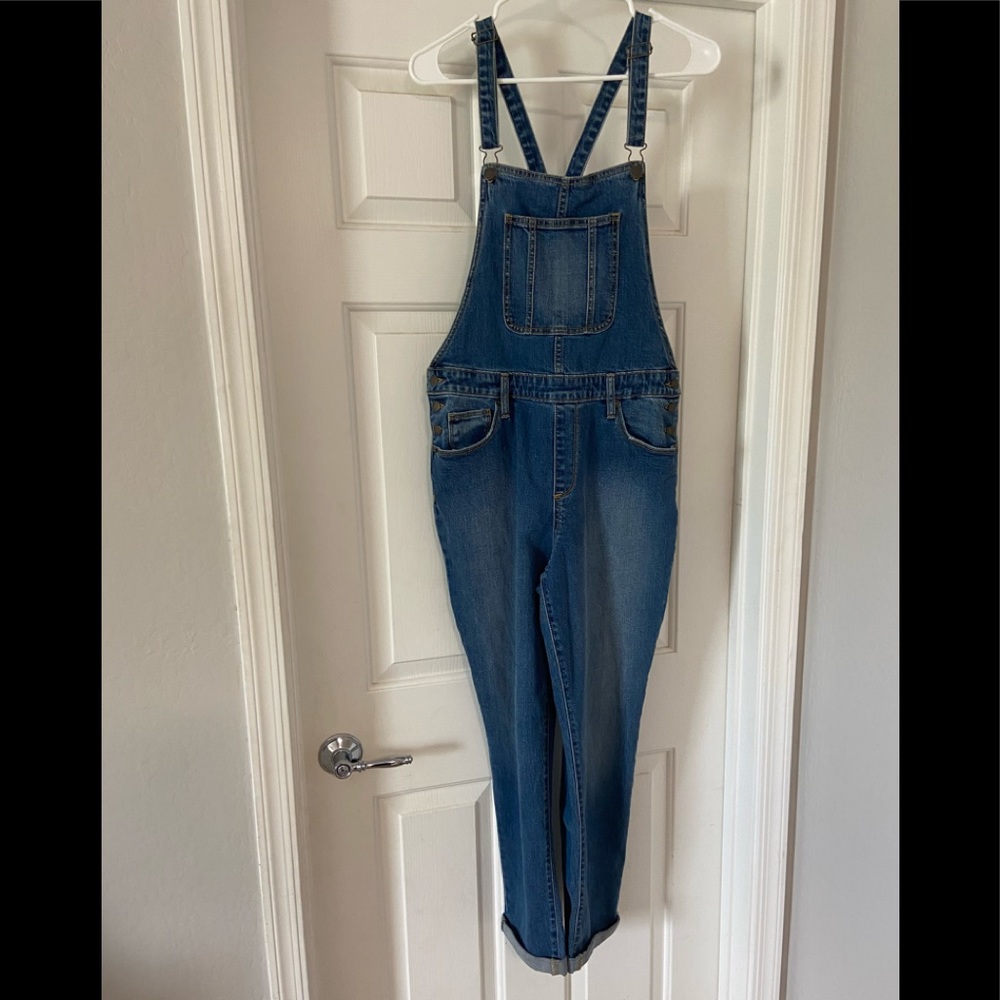 NWOT Universal Threads denim overalls. Size 10/30R